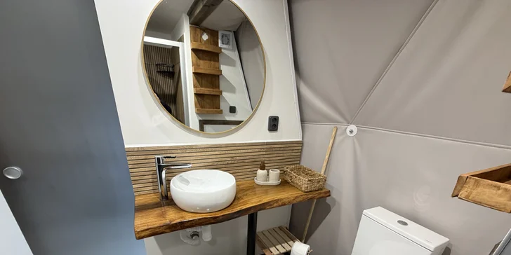 Luxusní glampingová kupole na východě Čech se saunou a vířivkou i snídaní
