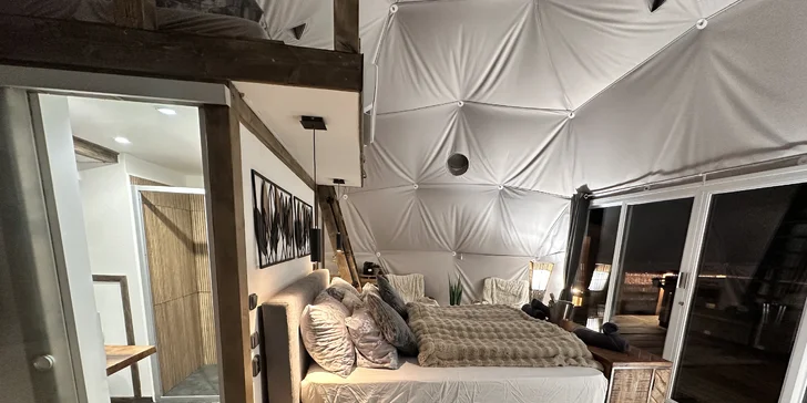 Luxusní glampingová kupole na východě Čech se saunou a vířivkou i snídaní