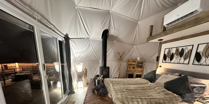 Luxusní glampingová kupole na východě Čech se saunou a vířivkou i snídaní
