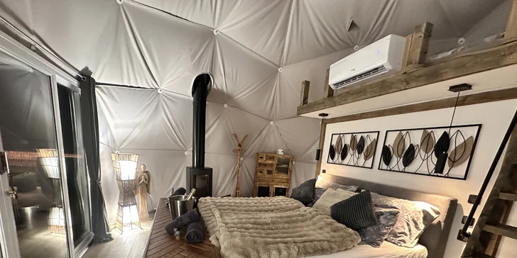 Luxusní glampingová kupole na východě Čech se saunou a vířivkou i snídaní