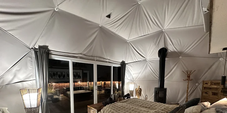 Luxusní glampingová kupole na východě Čech se saunou a vířivkou i snídaní