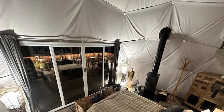 Luxusní glampingová kupole na východě Čech se saunou a vířivkou i snídaní