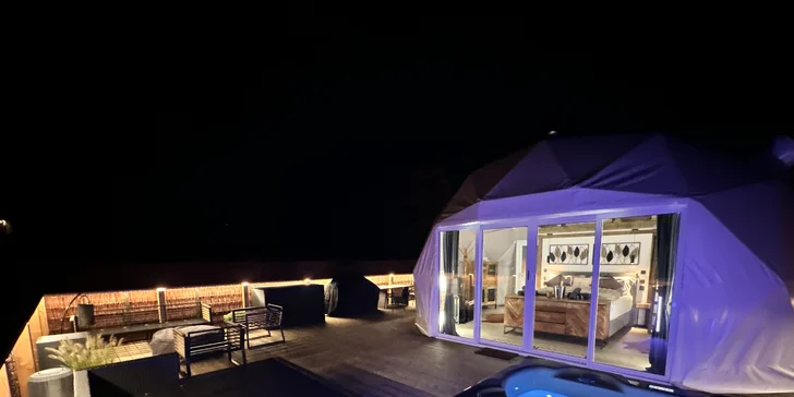Luxusní glampingová kupole na východě Čech se saunou a vířivkou i snídaní