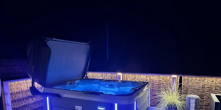 Luxusní glampingová kupole na východě Čech se saunou a vířivkou i snídaní