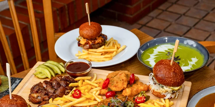 Naložené masové prkno pro 2 nebo 4 osoby: řízky, klobása, burgery ad.