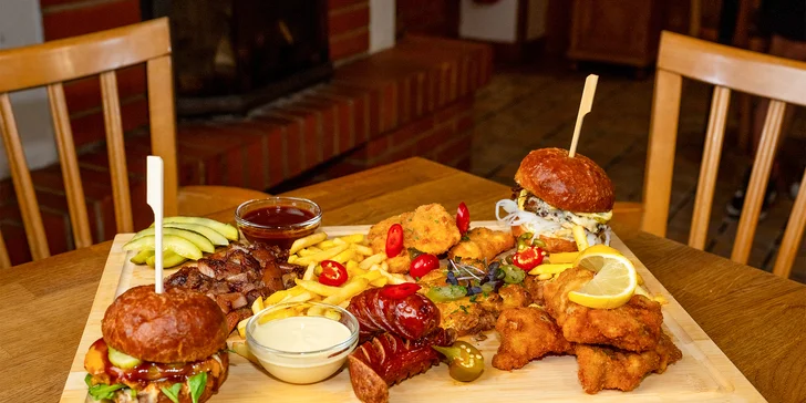 Naložené masové prkno pro 2 nebo 4 osoby: řízky, klobása, burgery ad.