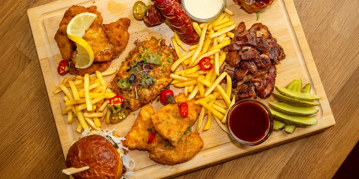 Naložené masové prkno pro 2 nebo 4 osoby: řízky, klobása, burgery ad.