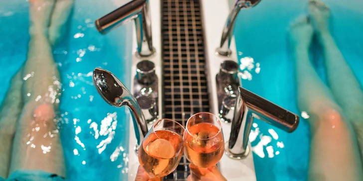 Relaxační koupel podle výběru s nápoji a občerstvením pro 2 osoby