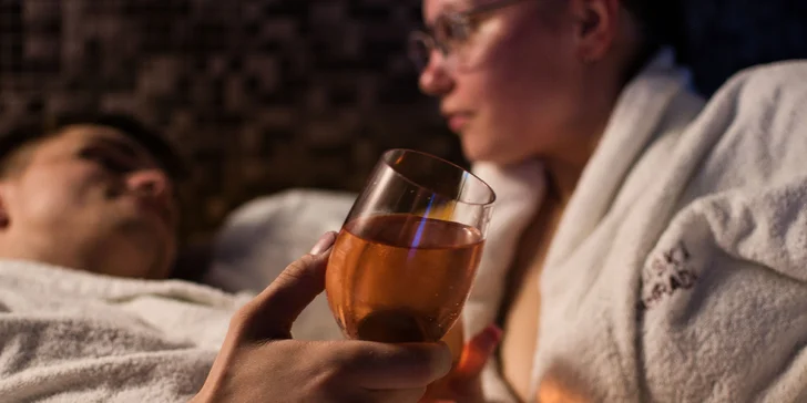 Relaxační koupel podle výběru s nápoji a občerstvením pro 2 osoby