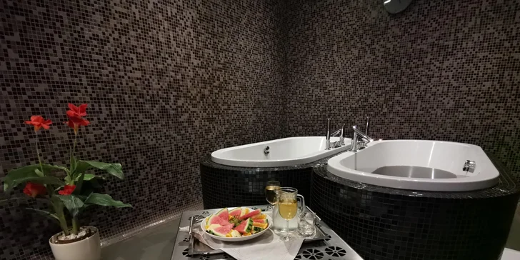 Relaxační koupel podle výběru s nápoji a občerstvením pro 2 osoby