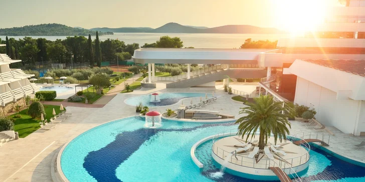 Dovolená se snídaní či polopenzí v chorvatské Vodici: ubytování 50 m od pláže, vnitřní a venkovní bazén