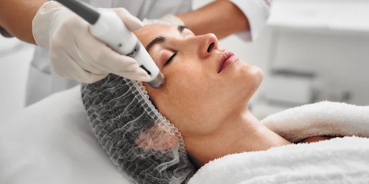 Omlazení pleti: mikrojehličkování s exosomy, biorevitalizace nebo radiofrekvenční lifting