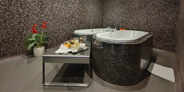 Relaxační koupel podle výběru s nápoji a občerstvením pro 2 osoby