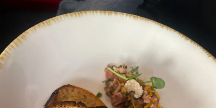 Otevřený voucher do krásné restaurace ve Vršovicích: 1000 až 2000 Kč na jídlo i nápoje