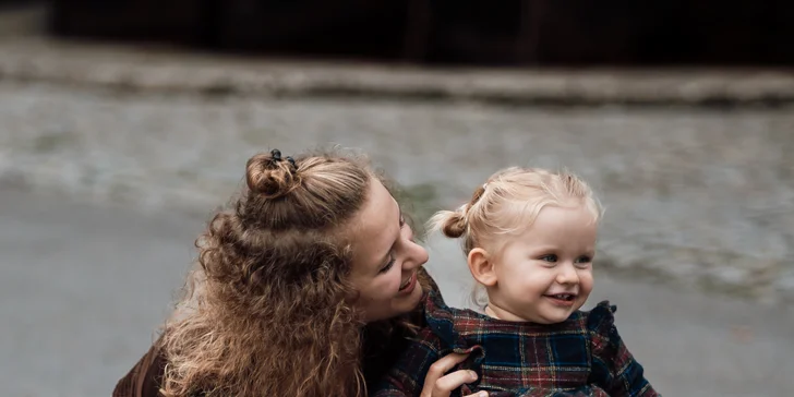 Focení v ateliéru či exteriéru: páry, rodiny či portréty, těhotenské i tematické fotky