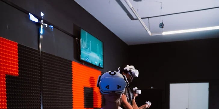 Virtuální realita na špičkovém herním zařízení Meta Quest 2: 55 minut až pro 4 hráče, mnoho různých her