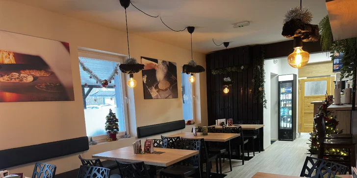 Americký set s žebry, kuřecími křídly a stripsy, burgerem a přílohami pro dva