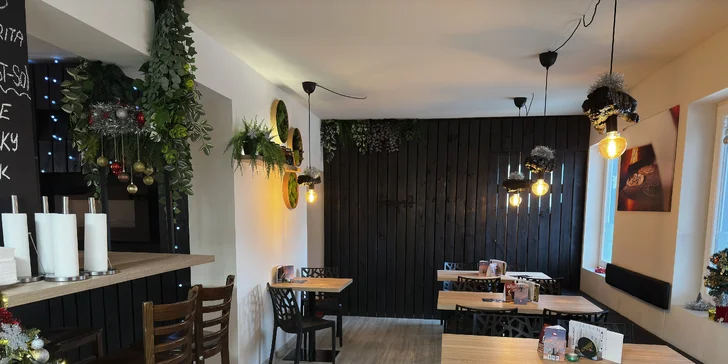 Americký set s žebry, kuřecími křídly a stripsy, burgerem a přílohami pro dva