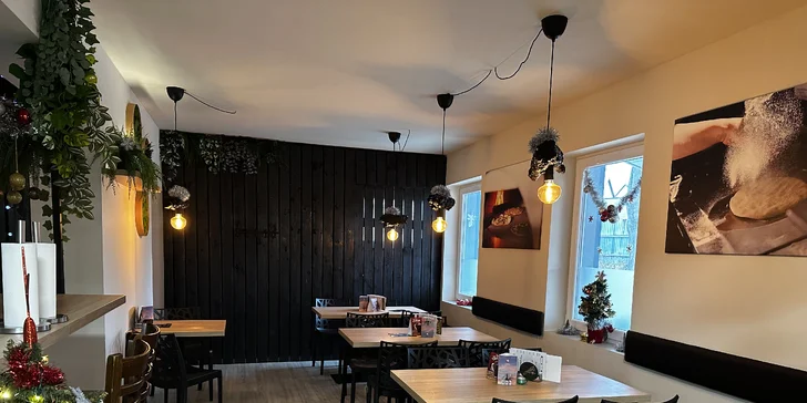 Americký set s žebry, kuřecími křídly a stripsy, burgerem a přílohami pro dva