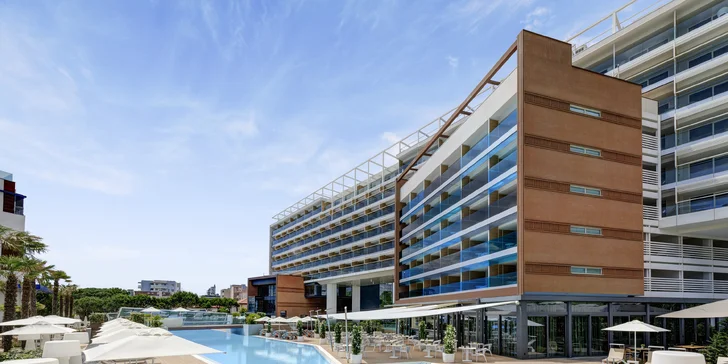 Lido di Jesolo: 5* hotel s vlastní pláží a 70m bazénem, wellness, snídaně i lekce jógy