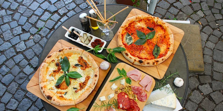 Romantická večeře pro dva: předkrm, neapolská pizza a degustační prkénko