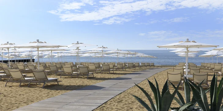 Lido di Jesolo: 5* hotel s vlastní pláží a 70m bazénem, wellness, snídaně i lekce jógy