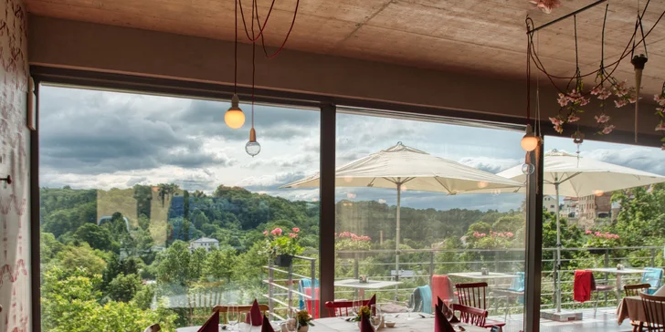 Tříchodové menu s kachním či krůtím prsem a lahví vína pro 2 osoby