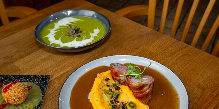 Tříchodové menu pro 2 osoby: hráškový krém, steak z panenky a mascarpone kuličky