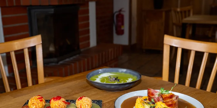 Tříchodové menu pro 2 osoby: hráškový krém, steak z panenky a mascarpone kuličky