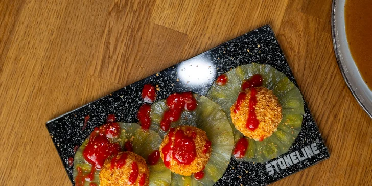 Tříchodové menu pro 2 osoby: hráškový krém, steak z panenky a mascarpone kuličky