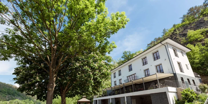 Pobyt na břehu Vltavy: hotelové pokoje se snídaní nebo polopenzí, nebo hausbót na vodě