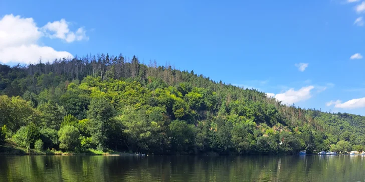 Pobyt na břehu Vltavy: hotelové pokoje se snídaní nebo polopenzí, nebo hausbót na vodě