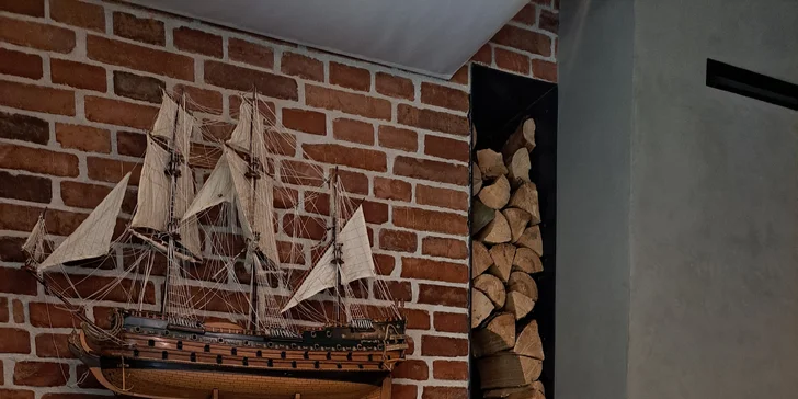 Pobyt na břehu Vltavy: hotelové pokoje se snídaní nebo polopenzí, nebo hausbót na vodě