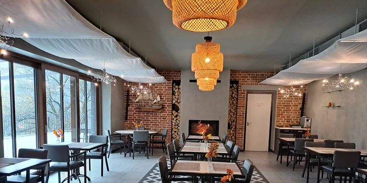 Pobyt na břehu Vltavy: hotelové pokoje se snídaní nebo polopenzí, nebo hausbót na vodě