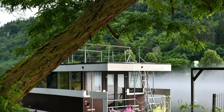 Pobyt na břehu Vltavy: hotelové pokoje se snídaní nebo polopenzí, nebo hausbót na vodě