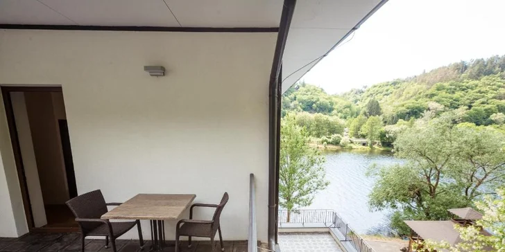 Pobyt na břehu Vltavy: hotelové pokoje se snídaní nebo polopenzí, nebo hausbót na vodě