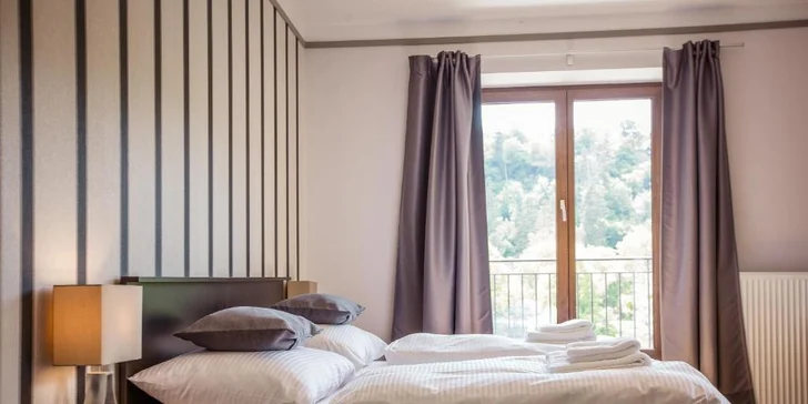 Pobyt na břehu Vltavy: hotelové pokoje se snídaní nebo polopenzí, nebo hausbót na vodě