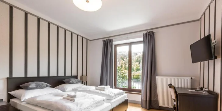 Pobyt na břehu Vltavy: hotelové pokoje se snídaní nebo polopenzí, nebo hausbót na vodě