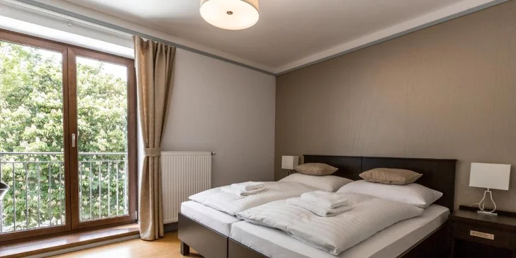 Pobyt na břehu Vltavy: hotelové pokoje se snídaní nebo polopenzí, nebo hausbót na vodě