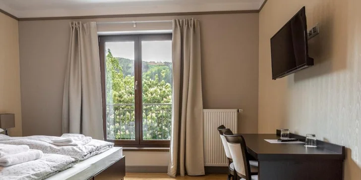 Pobyt na břehu Vltavy: hotelové pokoje se snídaní nebo polopenzí, nebo hausbót na vodě