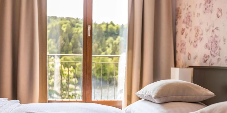 Pobyt na břehu Vltavy: hotelové pokoje se snídaní nebo polopenzí, nebo hausbót na vodě