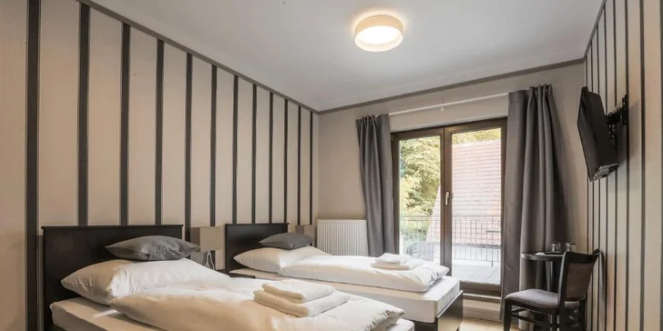 Pobyt na břehu Vltavy: hotelové pokoje se snídaní nebo polopenzí, nebo hausbót na vodě