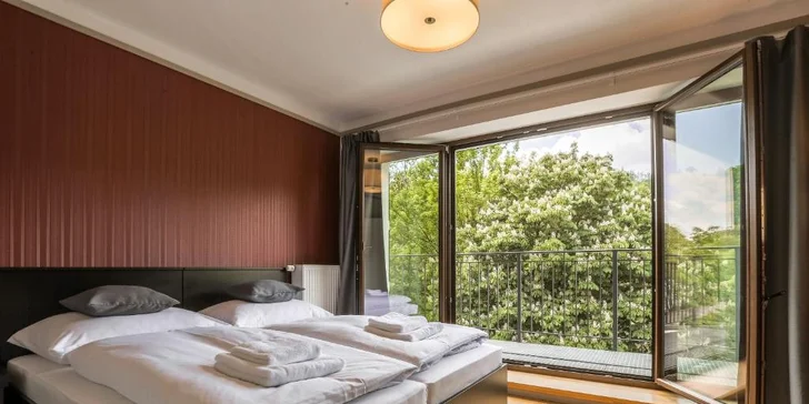 Pobyt na břehu Vltavy: hotelové pokoje se snídaní nebo polopenzí, nebo hausbót na vodě