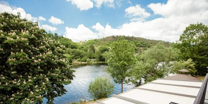 Pobyt na břehu Vltavy: hotelové pokoje se snídaní nebo polopenzí, nebo hausbót na vodě