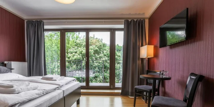 Pobyt na břehu Vltavy: hotelové pokoje se snídaní nebo polopenzí, nebo hausbót na vodě