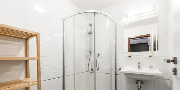 Pobyt na břehu Vltavy: hotelové pokoje se snídaní nebo polopenzí, nebo hausbót na vodě