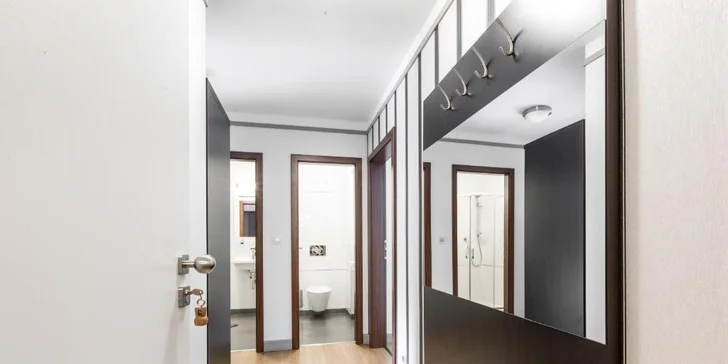 Pobyt na břehu Vltavy: hotelové pokoje se snídaní nebo polopenzí, nebo hausbót na vodě