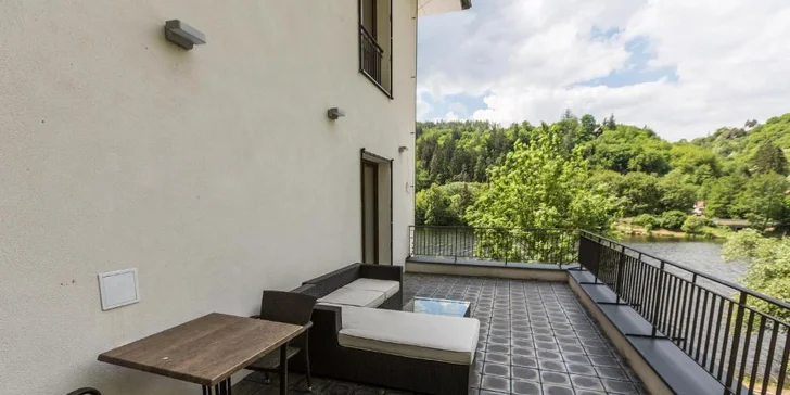 Pobyt na břehu Vltavy: hotelové pokoje se snídaní nebo polopenzí, nebo hausbót na vodě