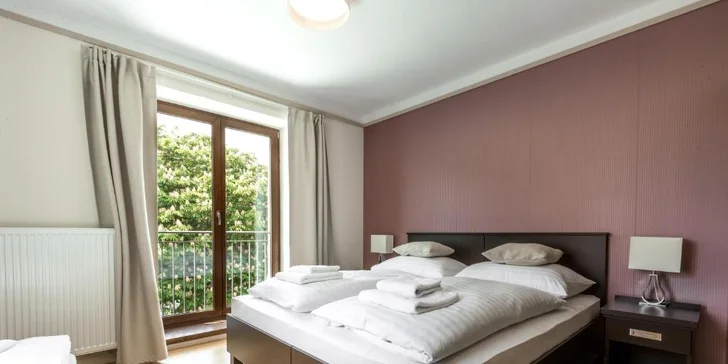 Pobyt na břehu Vltavy: hotelové pokoje se snídaní nebo polopenzí, nebo hausbót na vodě