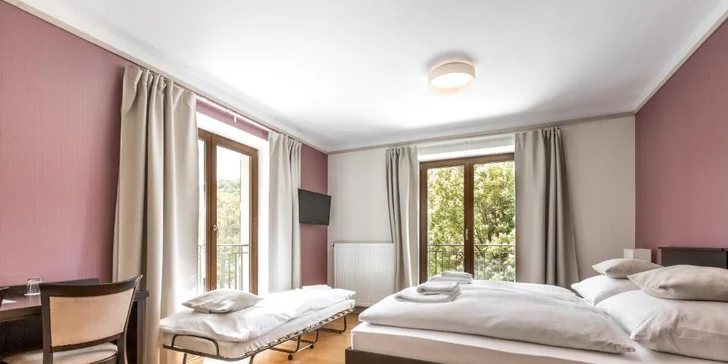 Pobyt na břehu Vltavy: hotelové pokoje se snídaní nebo polopenzí, nebo hausbót na vodě